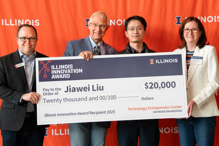 Jiawei Liu receiving Illinois Innovation Award