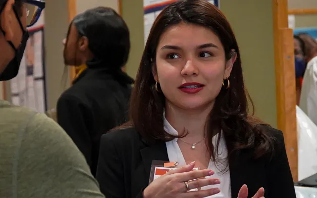 A student representer at ISRS explaining their research to another student